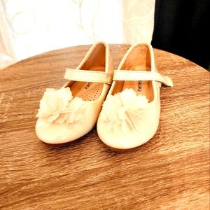 Dress shoes with flower bow